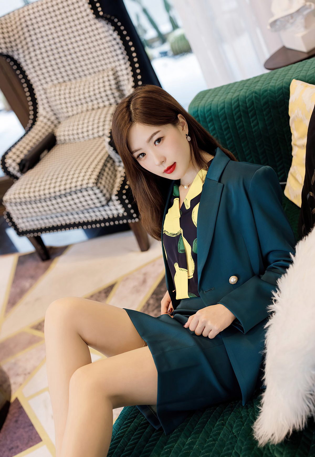 爱蜜社风骚丝袜美女杨紫嫣2021性感灰丝袜丰满美臀丁字裤