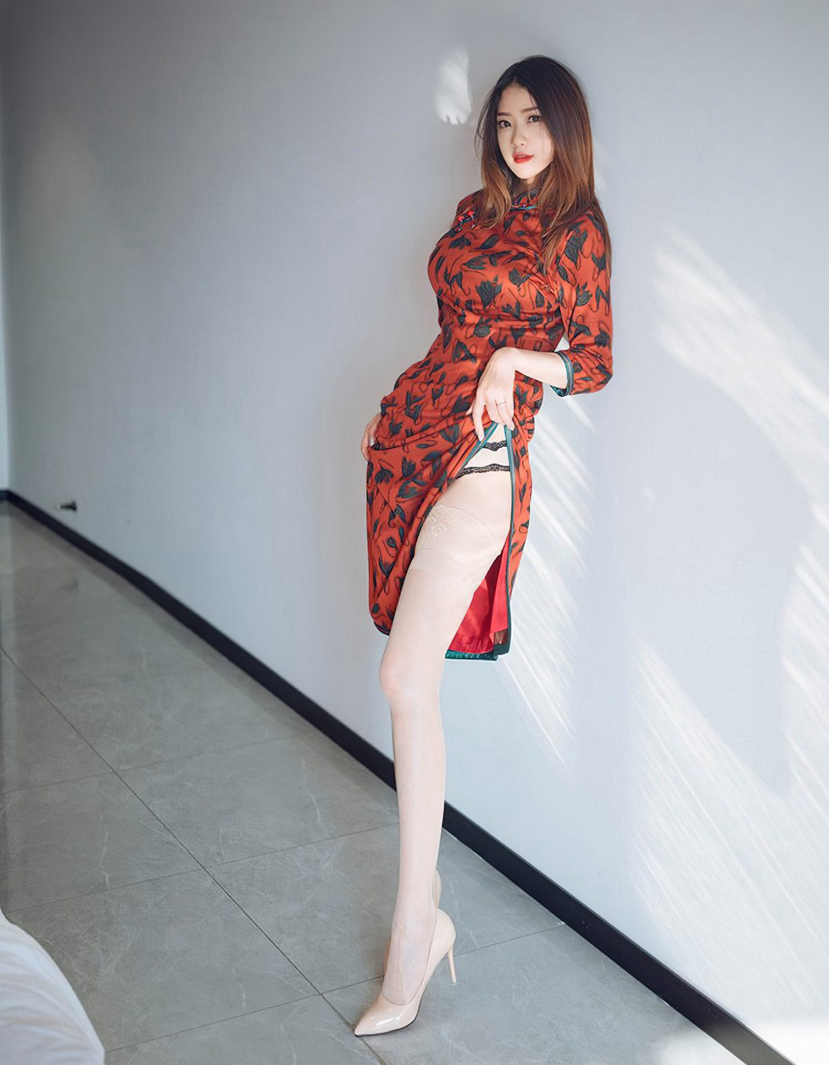 方子萱前凸后翘诱人旗袍性感肉丝袜完美裸胸美臀