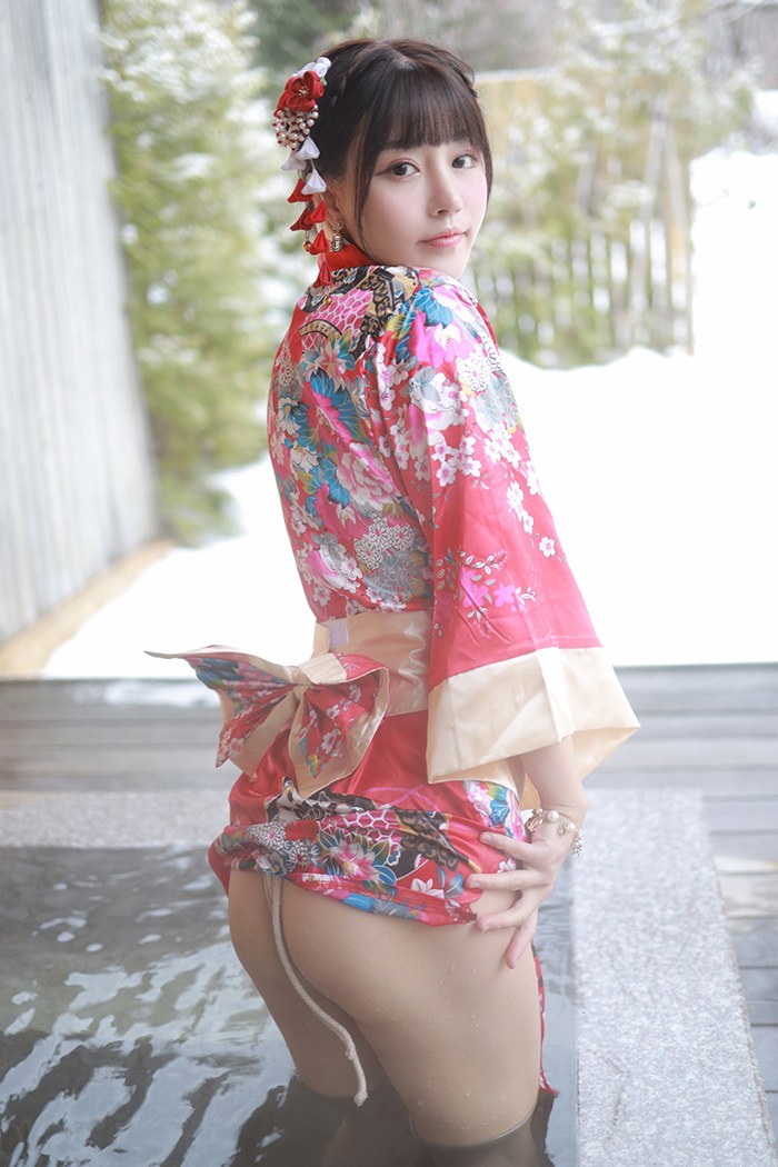 饥渴娇娘朱可儿露天浴池裸身入镜