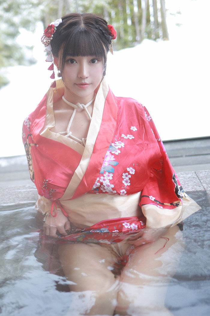 饥渴娇娘朱可儿露天浴池裸身入镜