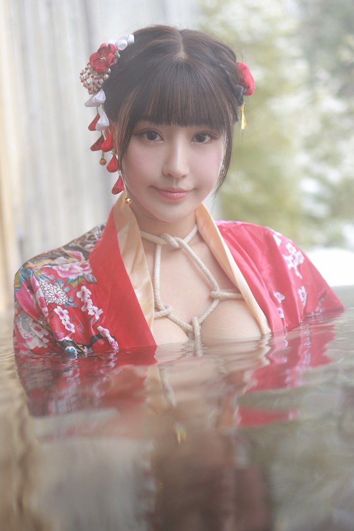 饥渴娇娘朱可儿露天浴池裸身入镜