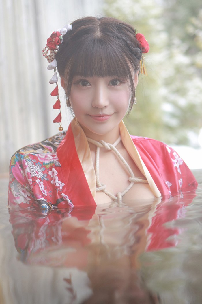 饥渴娇娘朱可儿露天浴池裸身入镜