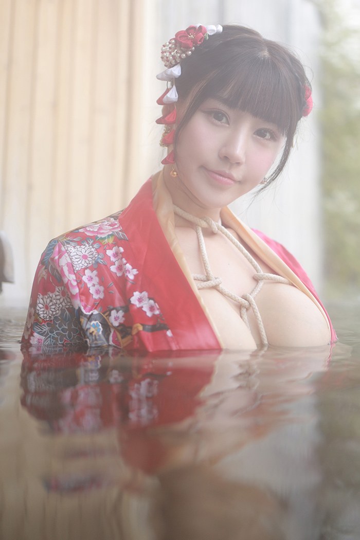 饥渴娇娘朱可儿露天浴池裸身入镜