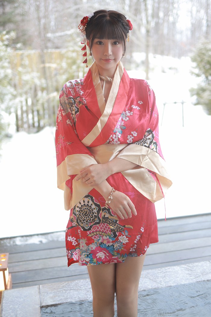 饥渴娇娘朱可儿露天浴池裸身入镜