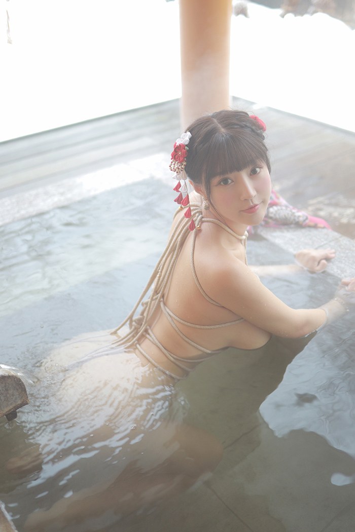 饥渴娇娘朱可儿露天浴池裸身入镜