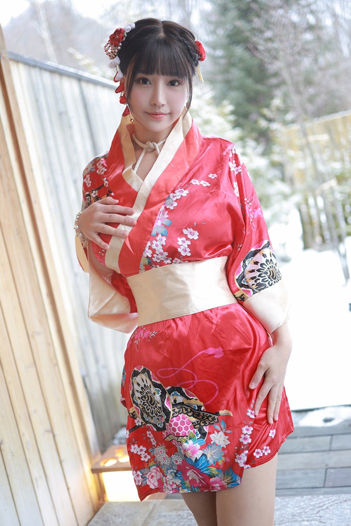 饥渴娇娘朱可儿露天浴池裸身入镜