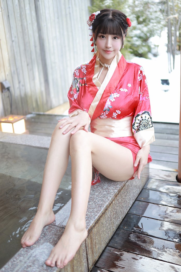 饥渴娇娘朱可儿露天浴池裸身入镜