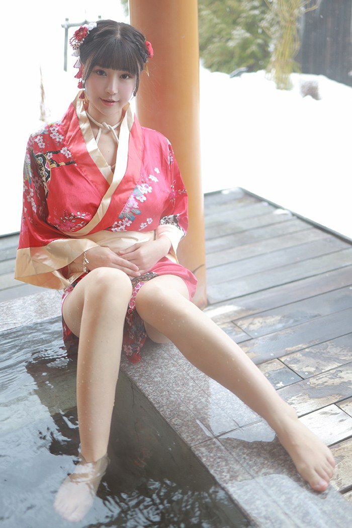 饥渴娇娘朱可儿露天浴池裸身入镜