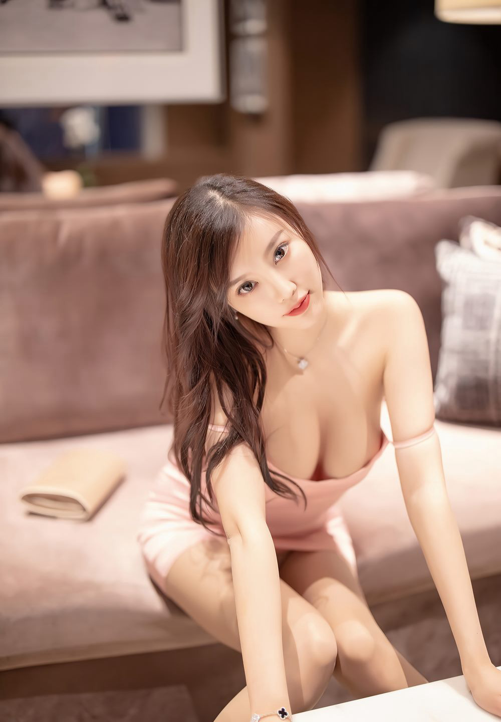 杨晨晨性感丝袜美腿极品紧身短裙诱惑高翘臀姿势