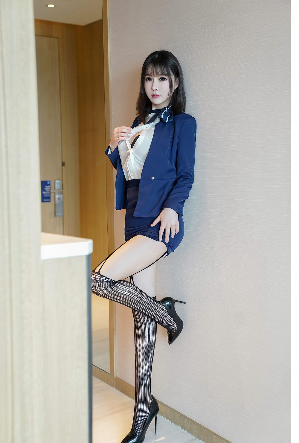 晓鱼酱性感制服秘书诱惑风骚吊带网袜高跟丰满大胸