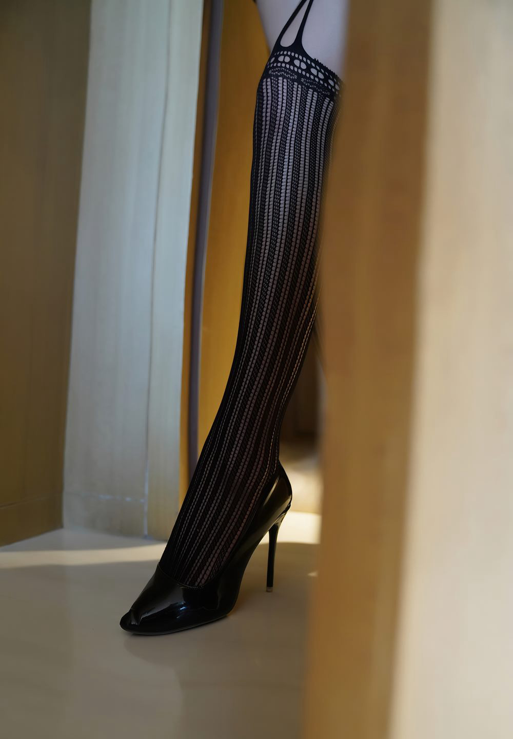 晓鱼酱性感制服秘书诱惑风骚吊带网袜高跟丰满大胸