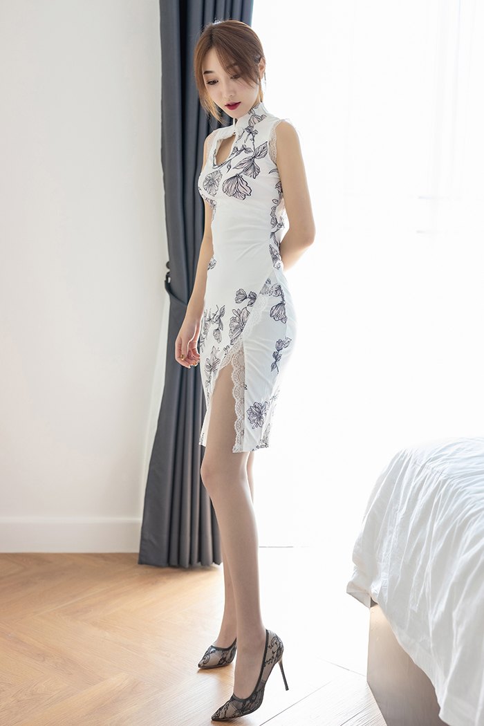 极品玉女九月生旗袍肉丝长腿撩人