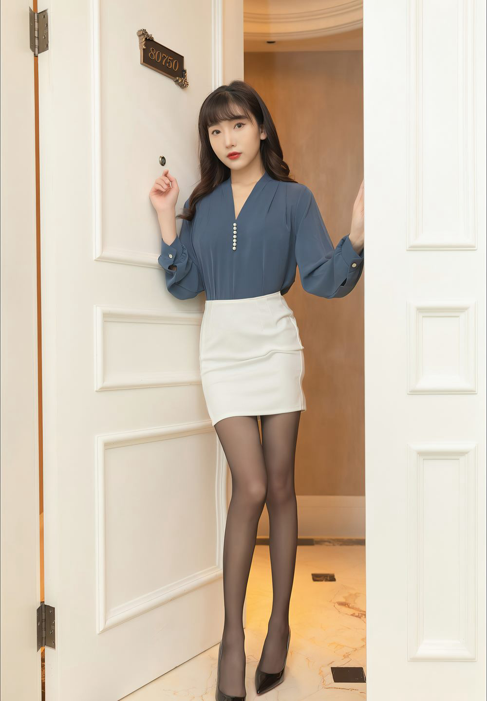 陆萱萱大胸性感制服黑丝袜高跟酒店风骚脱丝袜姿势