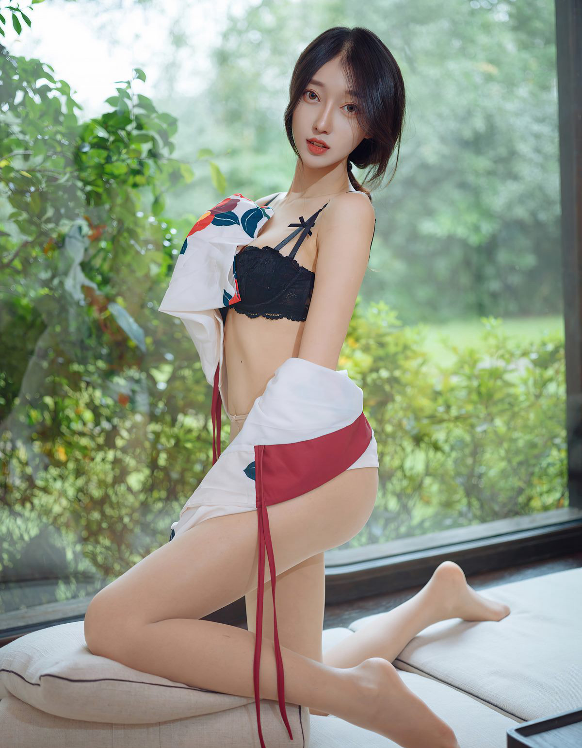 玥儿玥风骚肉丝袜高跟性感短发美少妇风骚诱惑姿势