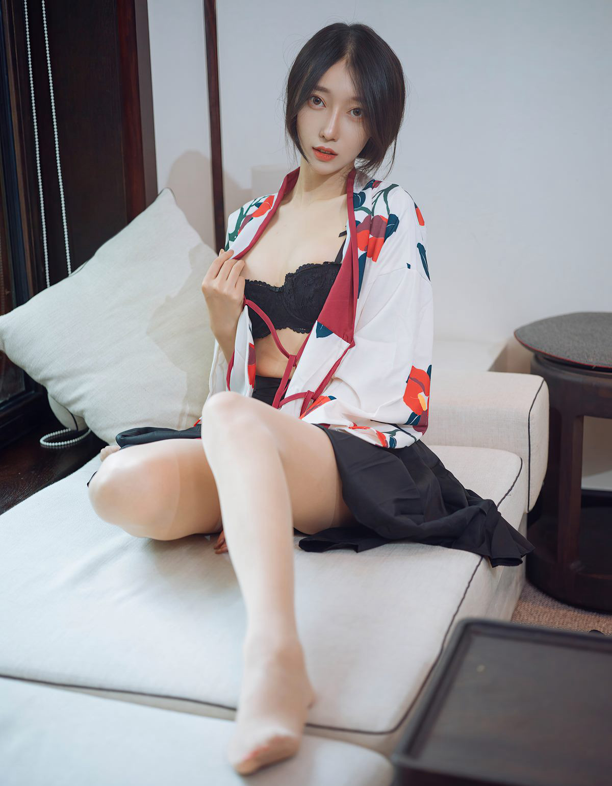 玥儿玥风骚肉丝袜高跟性感短发美少妇风骚诱惑姿势