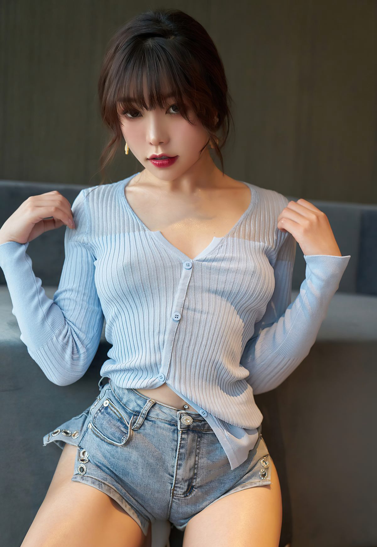 芝芝Booty白皙美女性感热裤长腿高翘臀姿势