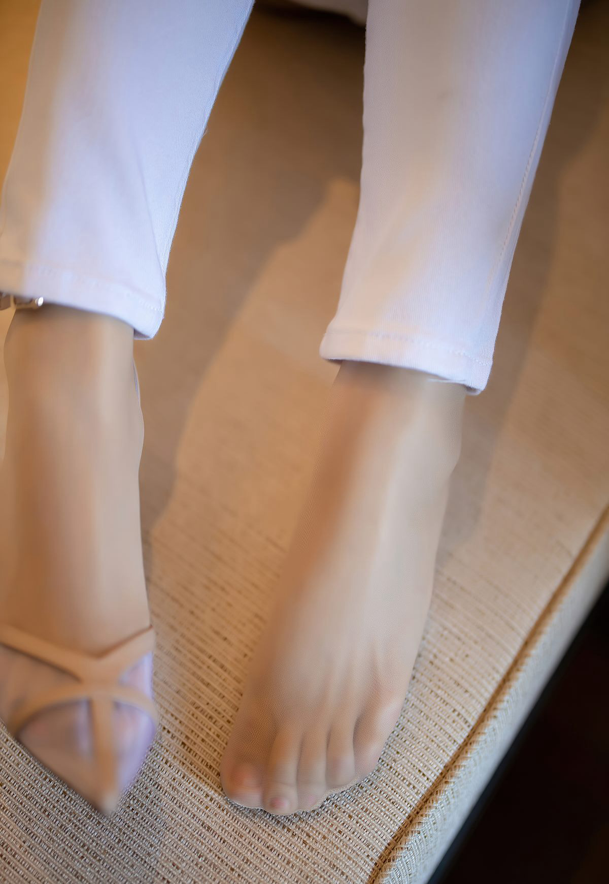 徐安安高翘臀姿势紧身美臀诱惑肉丝袜高跟丰满大胸