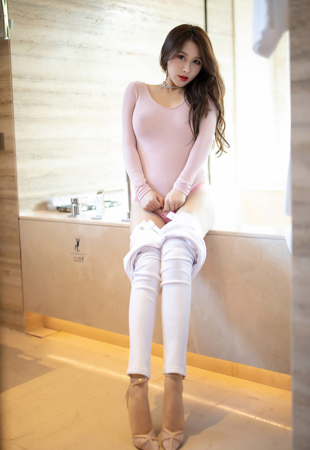 徐安安高翘臀姿势紧身美臀诱惑肉丝袜高跟丰满大胸