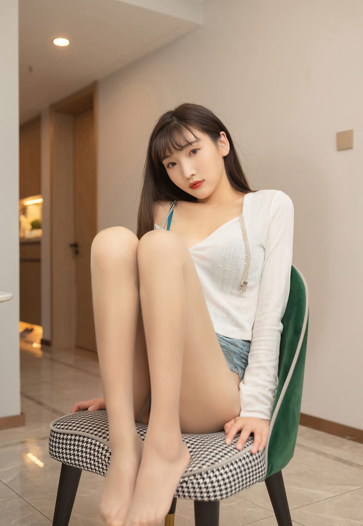 陆萱萱厨房肉丝美腿性感紧身裙风骚美臀高颜值短发美少妇