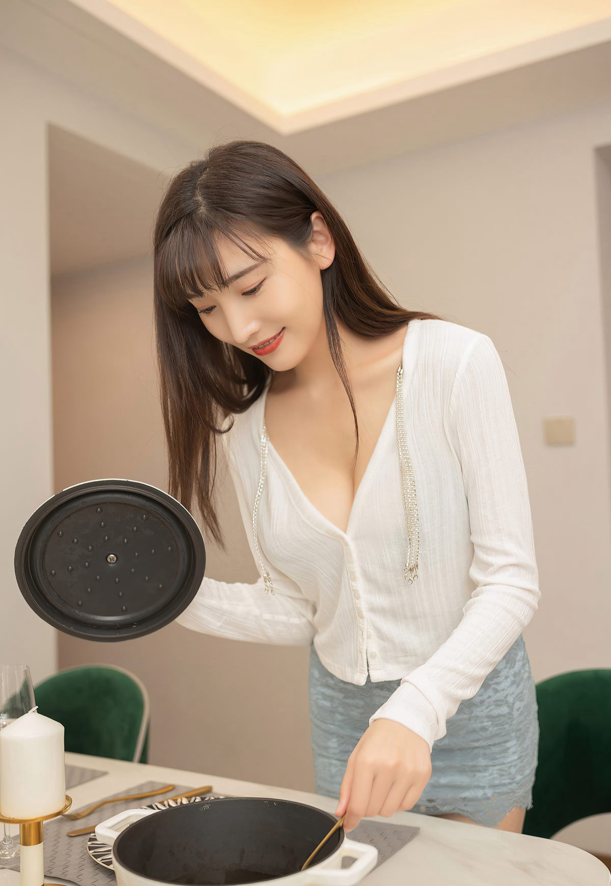 陆萱萱厨房肉丝美腿性感紧身裙风骚美臀高颜值短发美少妇