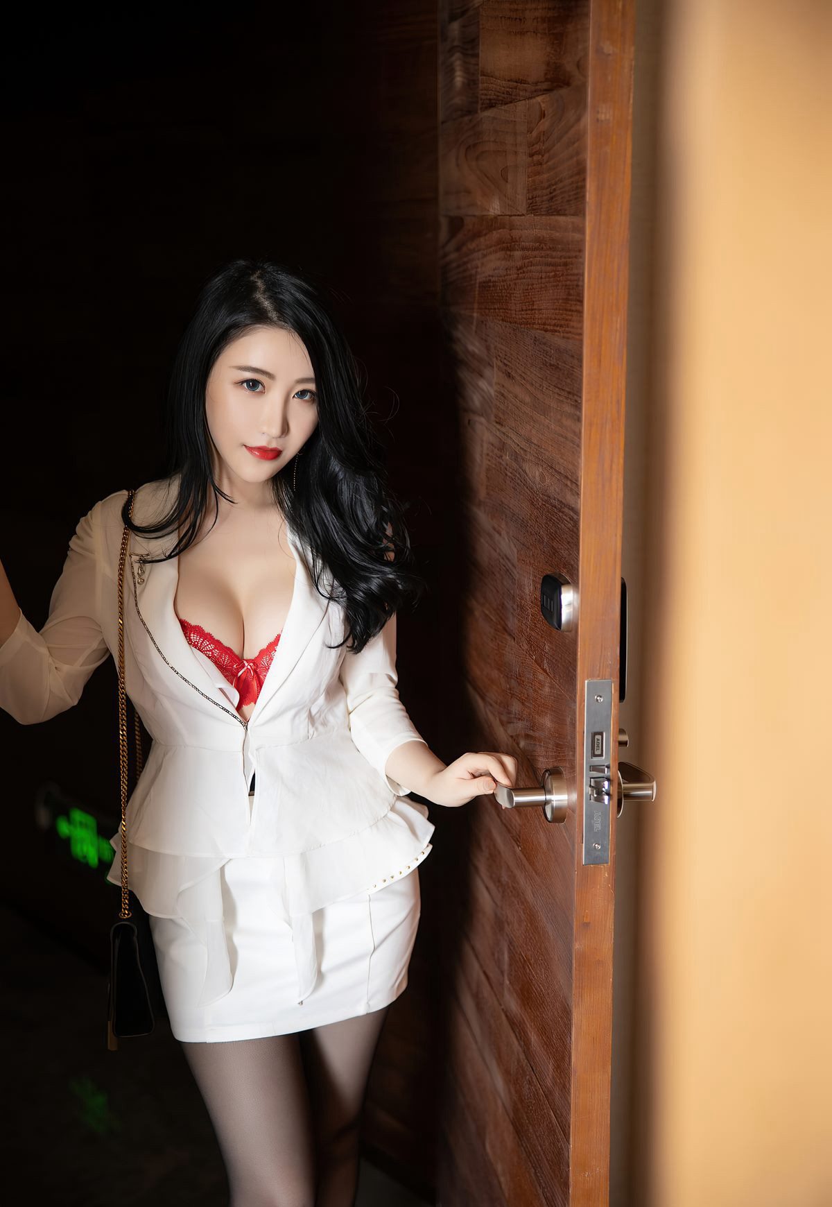 Cherry绯月樱性感制服黑丝高跟丰满大胸白嫩美少妇