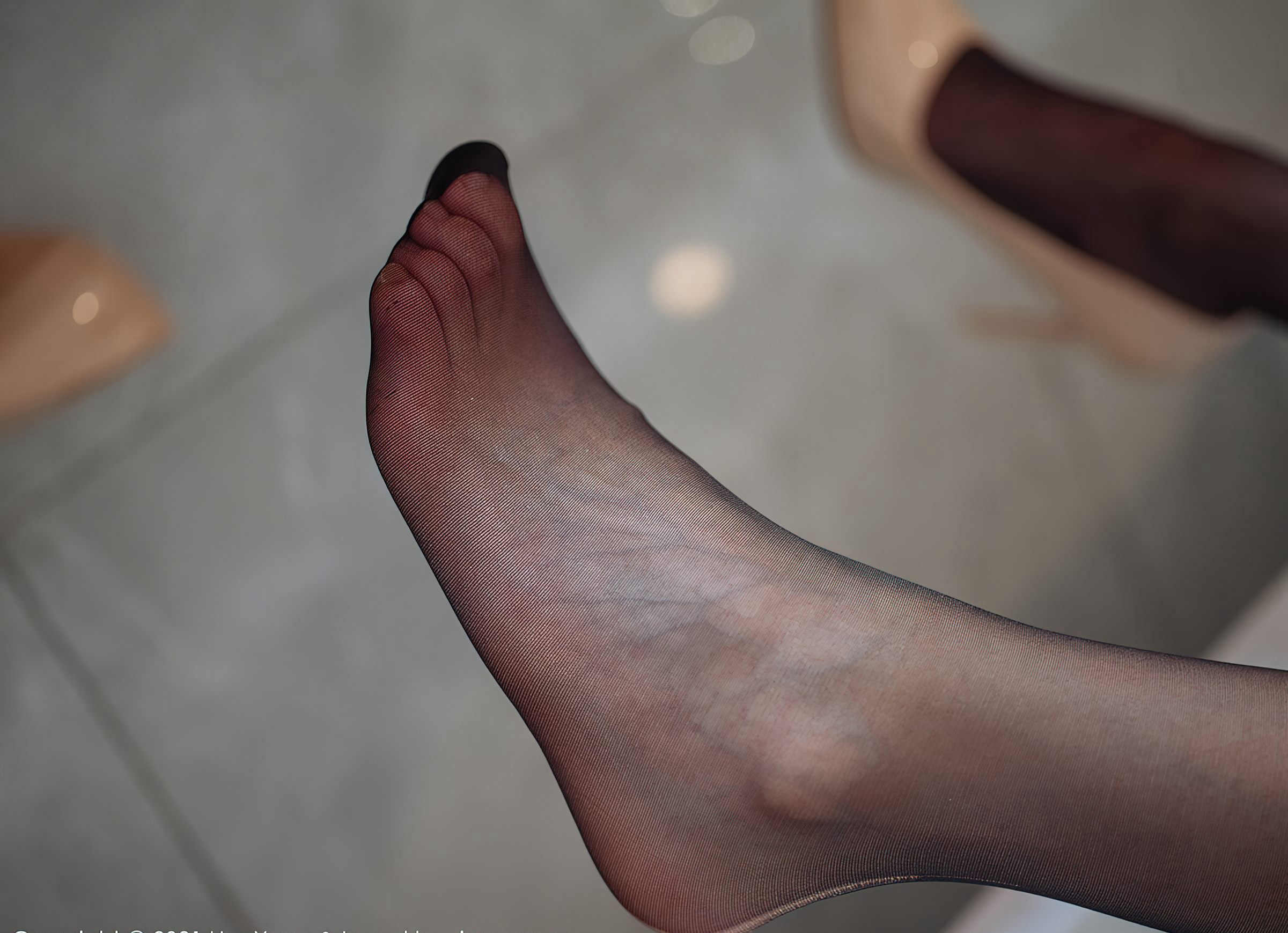 方子萱浴室风骚姿套图势诱惑黑丝袜高跟美腿高清