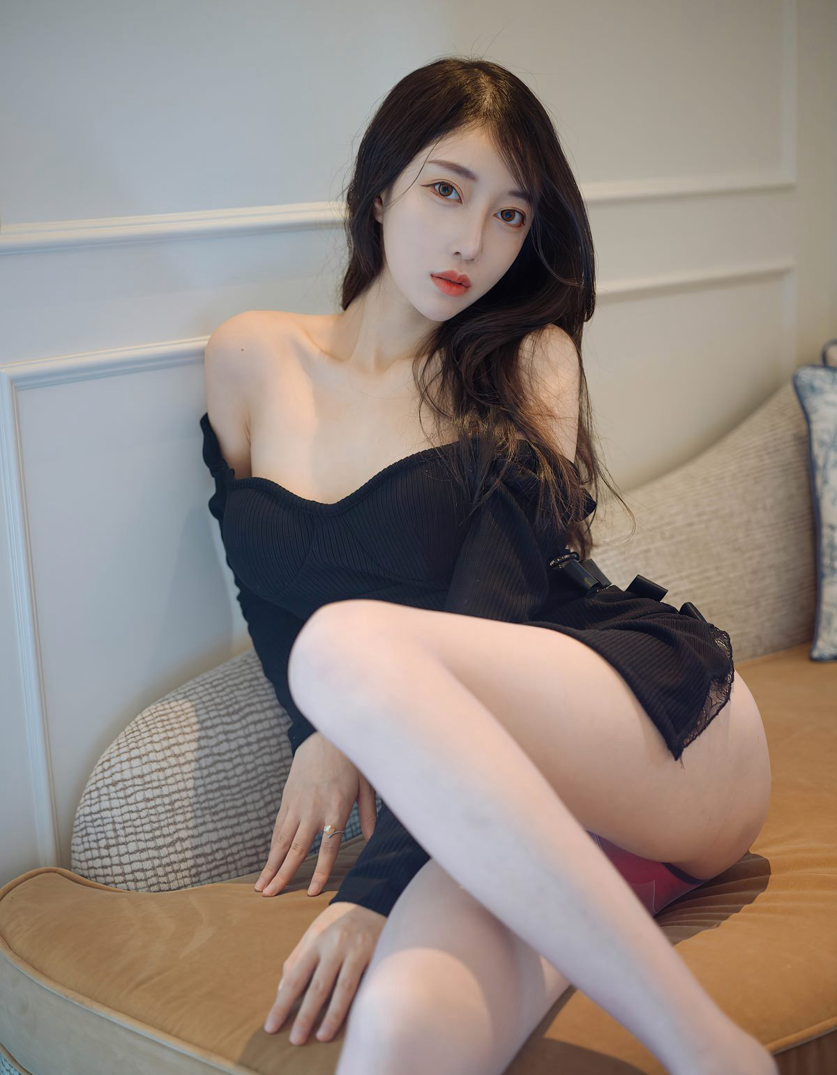 玥儿玥秘书桌子上诱惑风骚姿势丰满美腿肉丝袜高跟