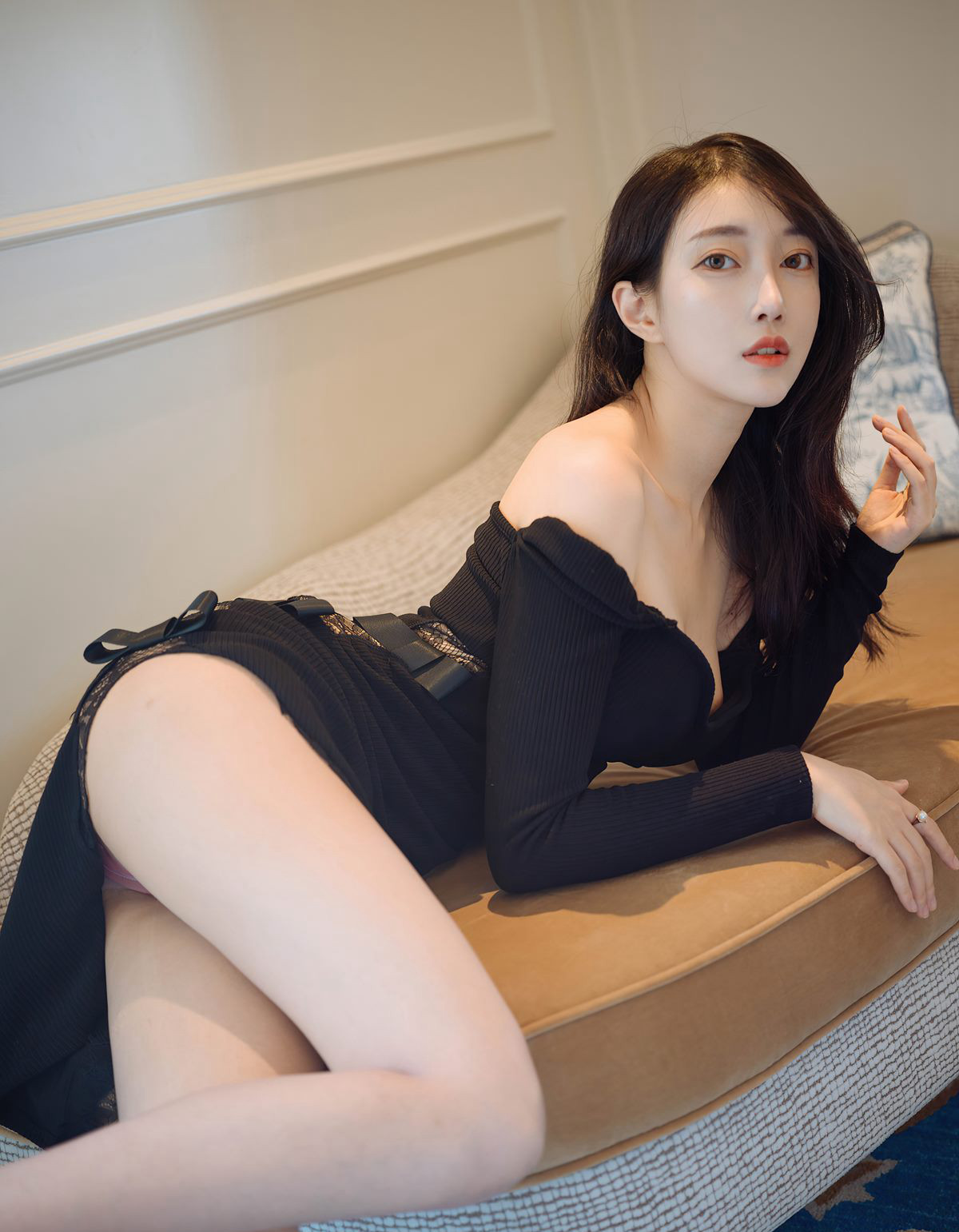 玥儿玥秘书桌子上诱惑风骚姿势丰满美腿肉丝袜高跟