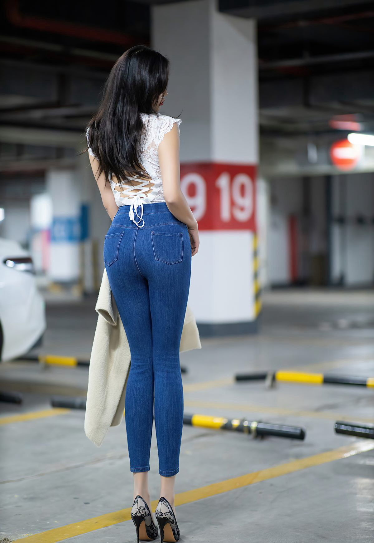 极品丰臀美少妇车库性感紧身牛仔裤高跟高翘臀姿势进入
