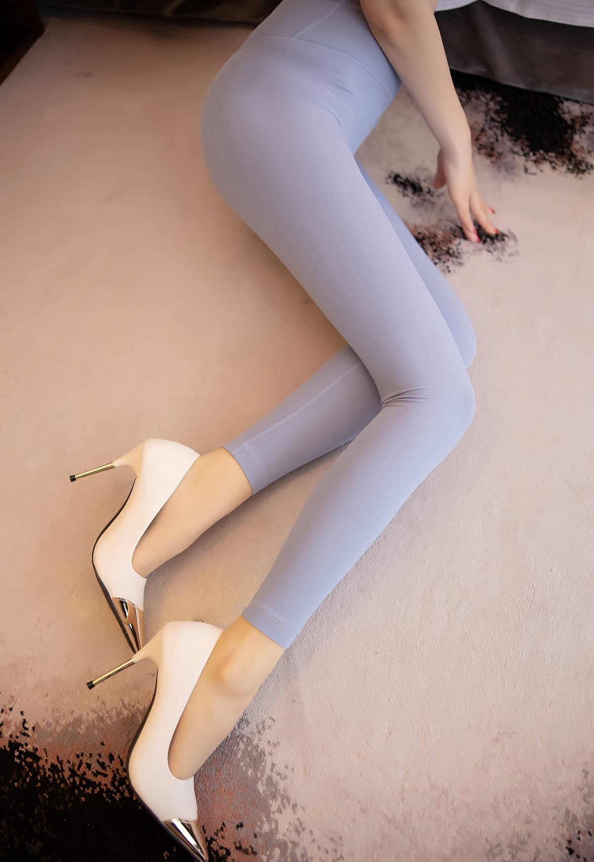 性感紧身裤健身美女性感腹肌美腿高翘臀风骚美臀翘起姿势