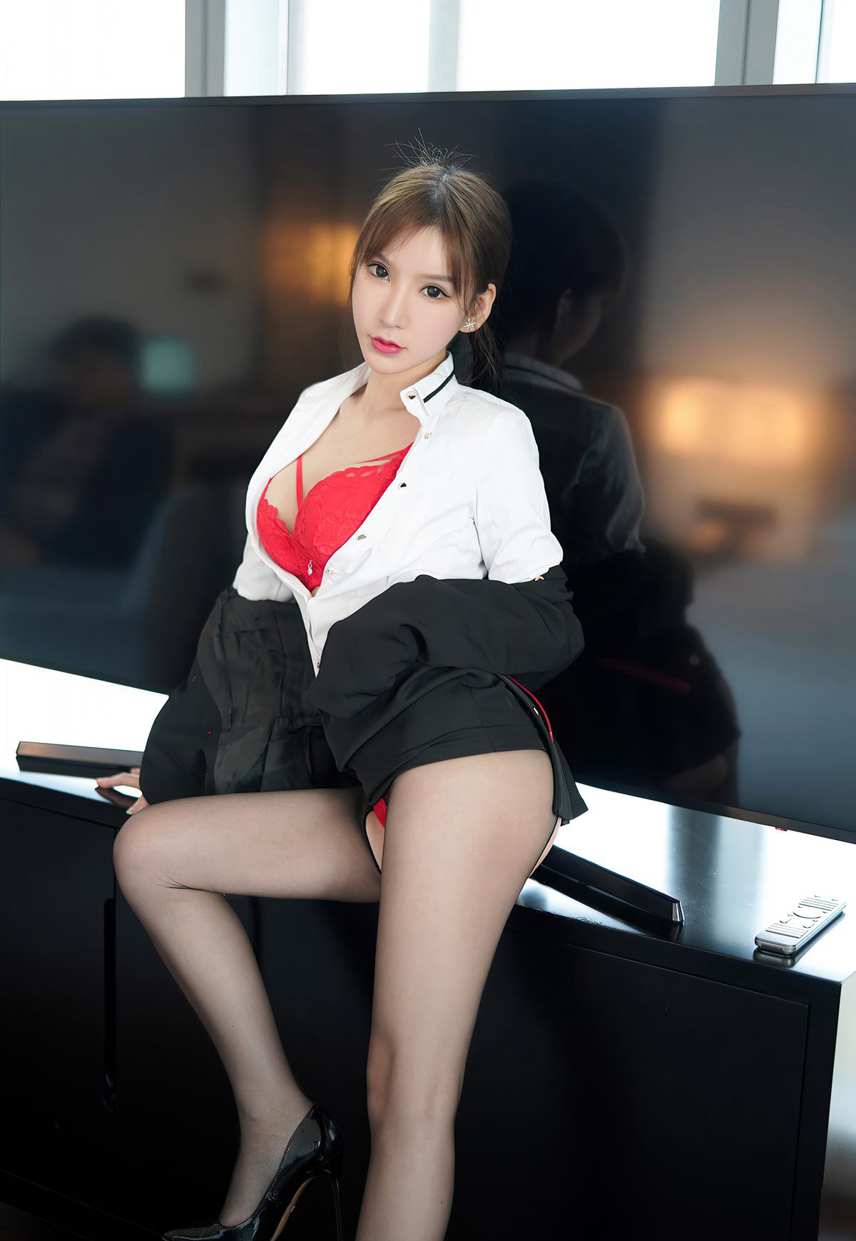 性感秘书周于希最新图集诱惑制服办公室脱黑丝袜美腿高跟