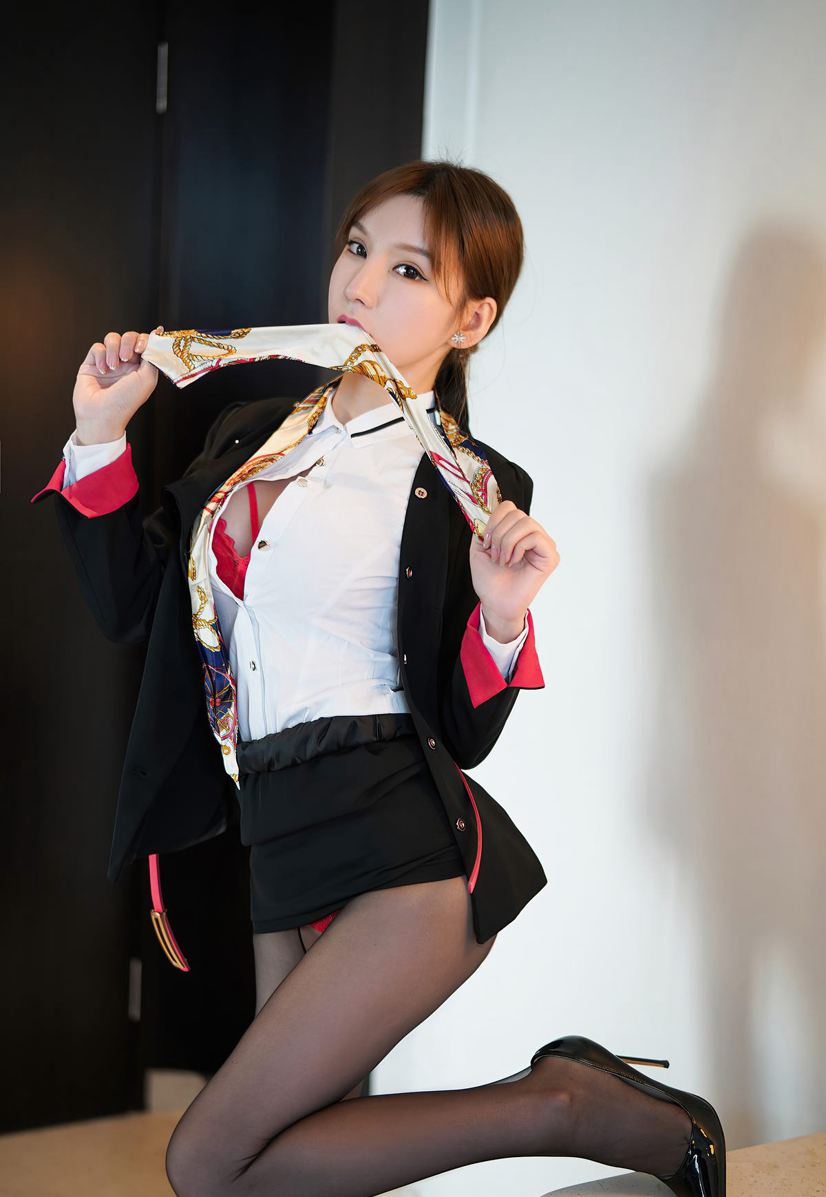 性感秘书周于希最新图集诱惑制服办公室脱黑丝袜美腿高跟