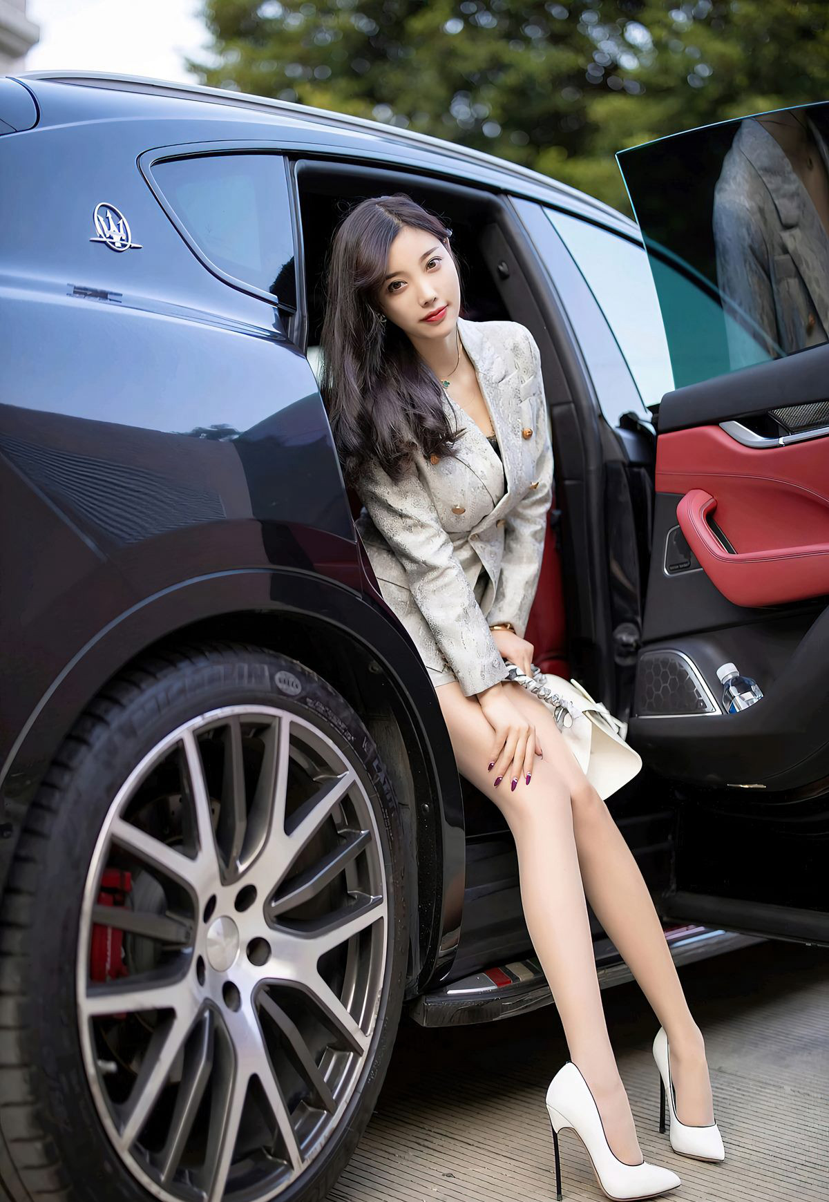 性感车模杨晨晨2021诱惑美腿制服高跟高清写真集