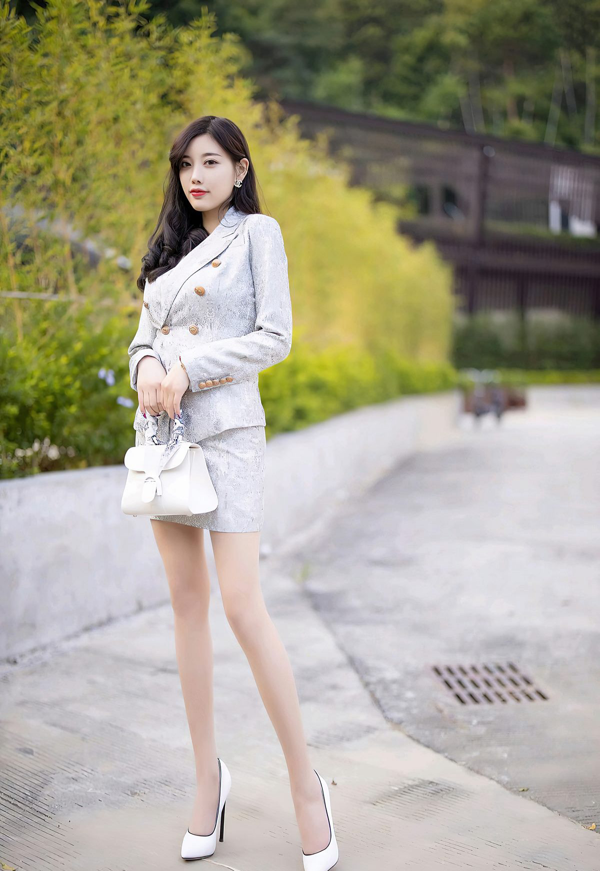 性感车模杨晨晨2021诱惑美腿制服高跟高清写真集