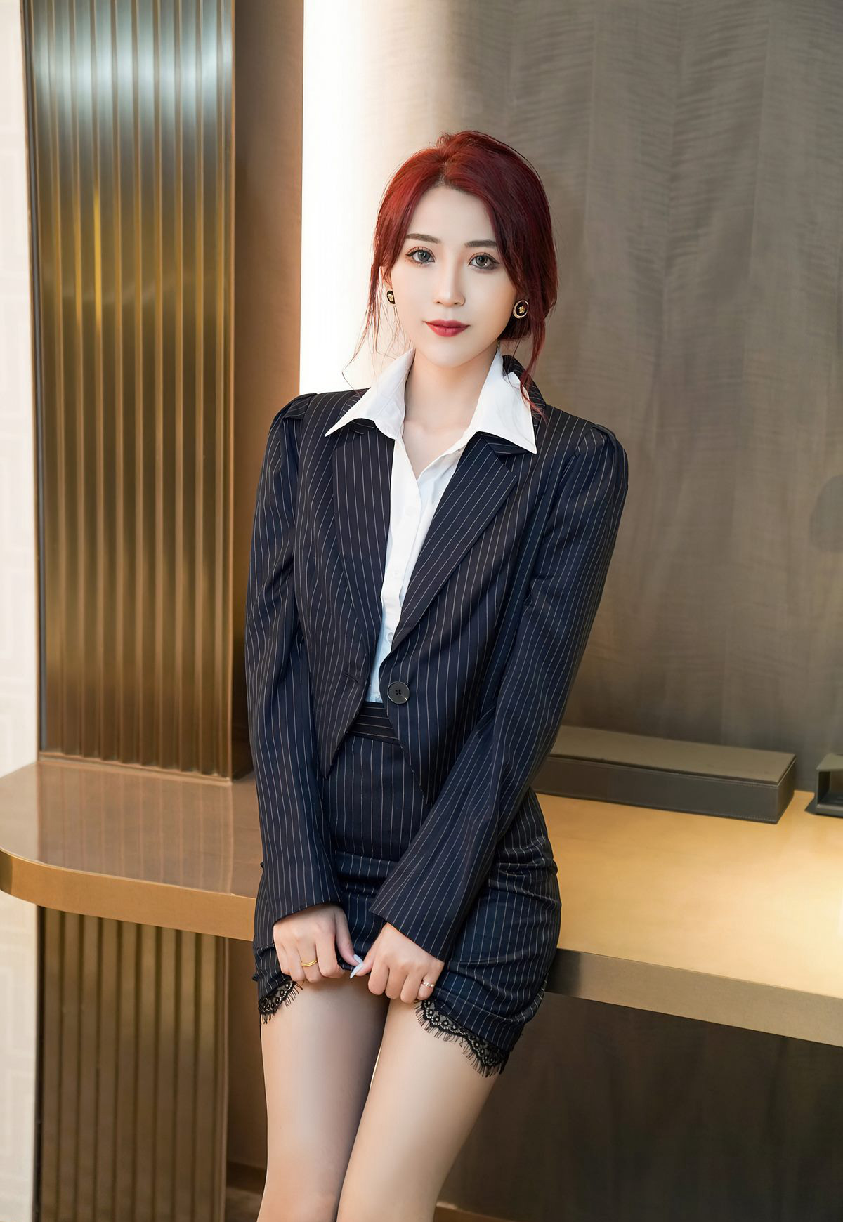 周慕汐性感制服诱惑风骚秘书超薄灰丝袜美腿