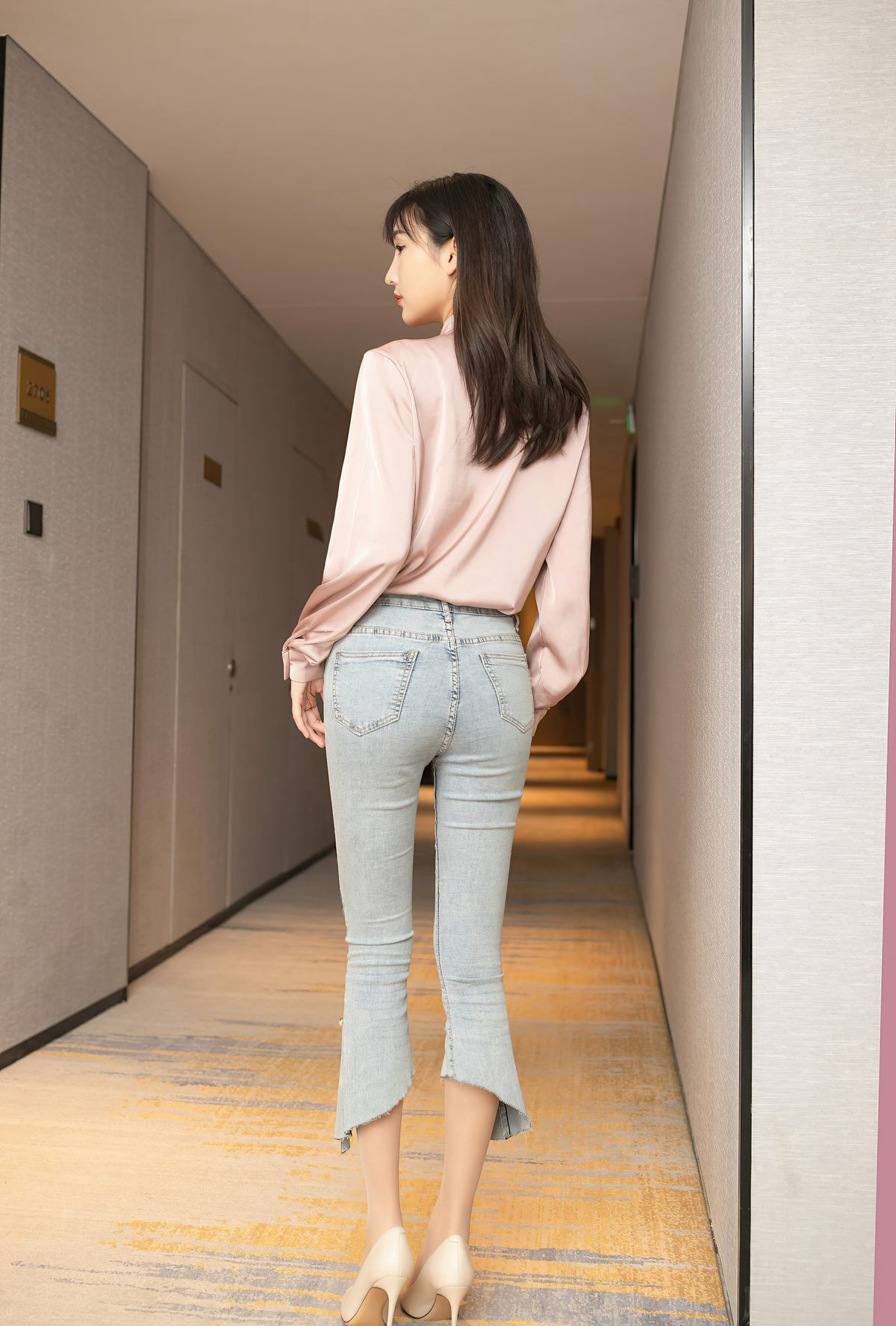 陆萱萱性感牛仔裤肉丝袜高跟玉足性感脱丝袜套图