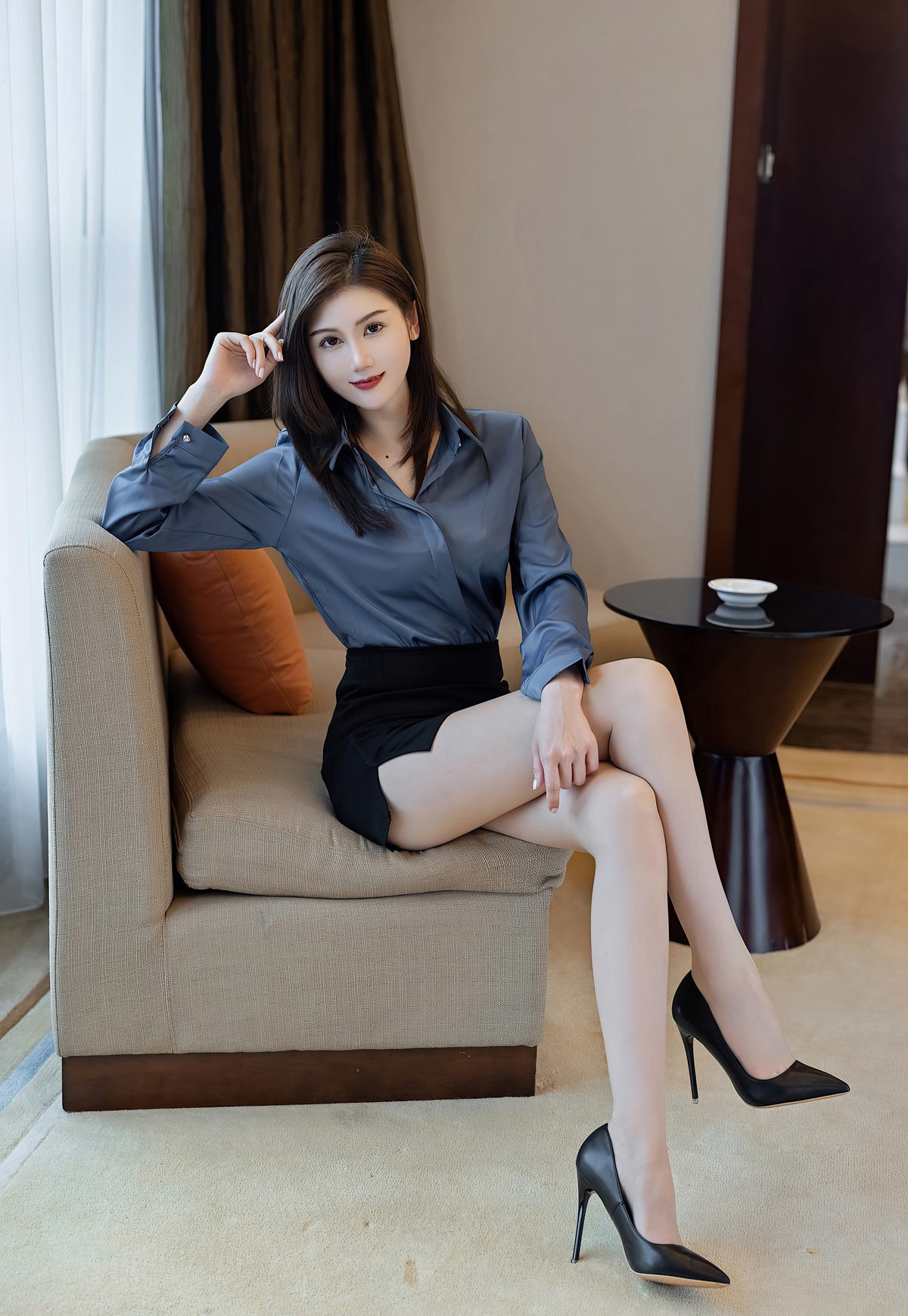 性感秘书风骚制服诱惑性感包臀裙高翘臀姿势完美灰丝美腿高跟