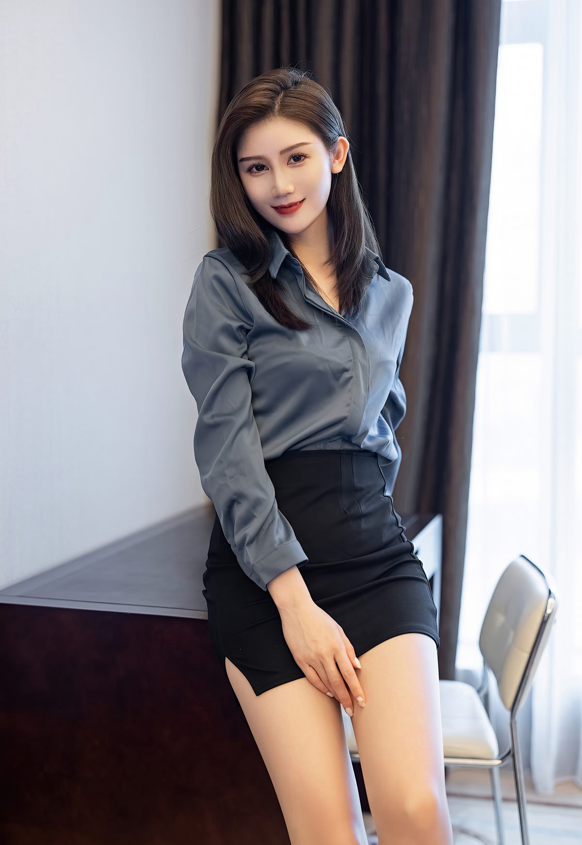 性感秘书风骚制服诱惑性感包臀裙高翘臀姿势完美灰丝美腿高跟