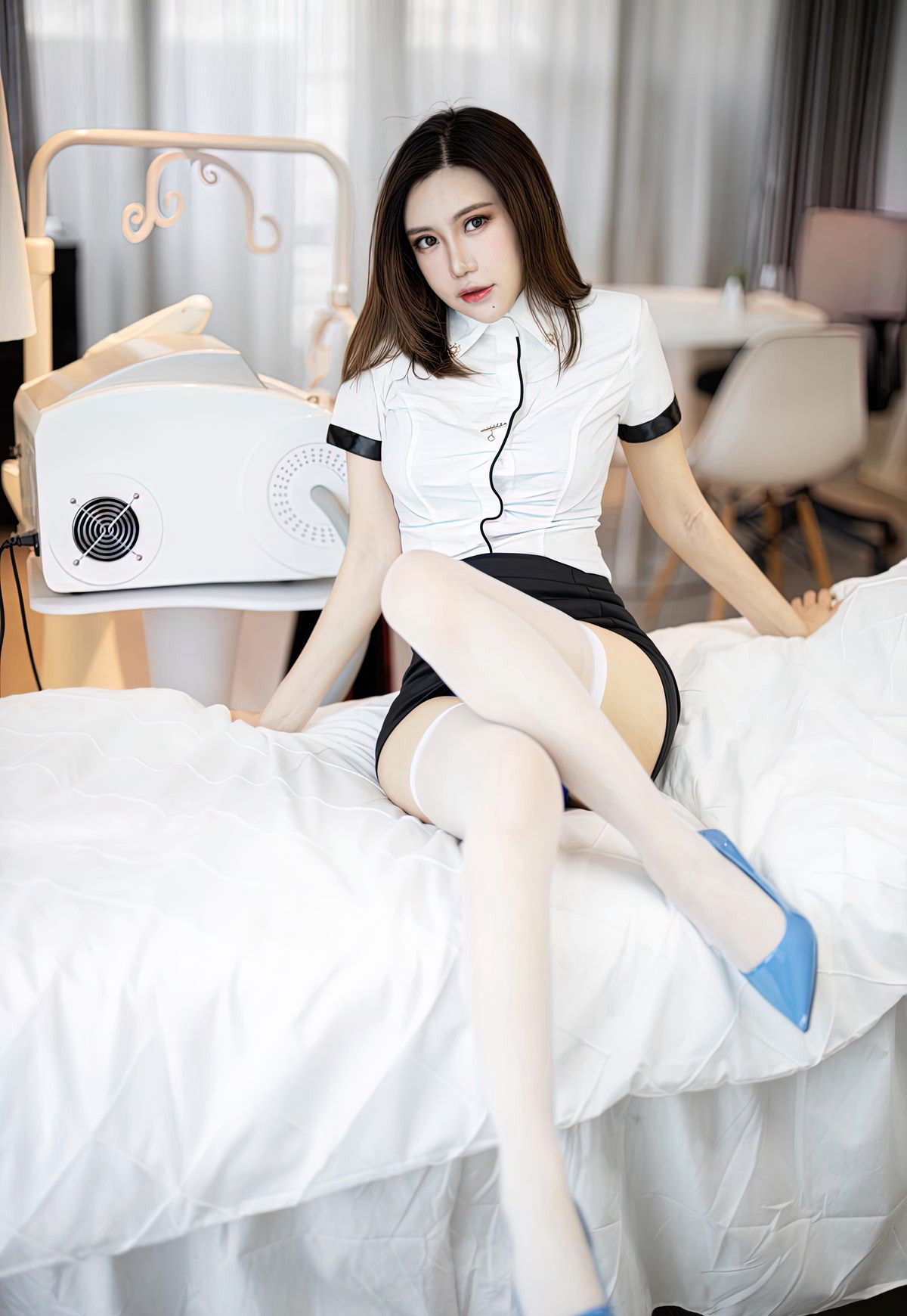 绮里嘉Carina性感白丝高级翘臀包臀裙诱惑美女管家风骚姿势