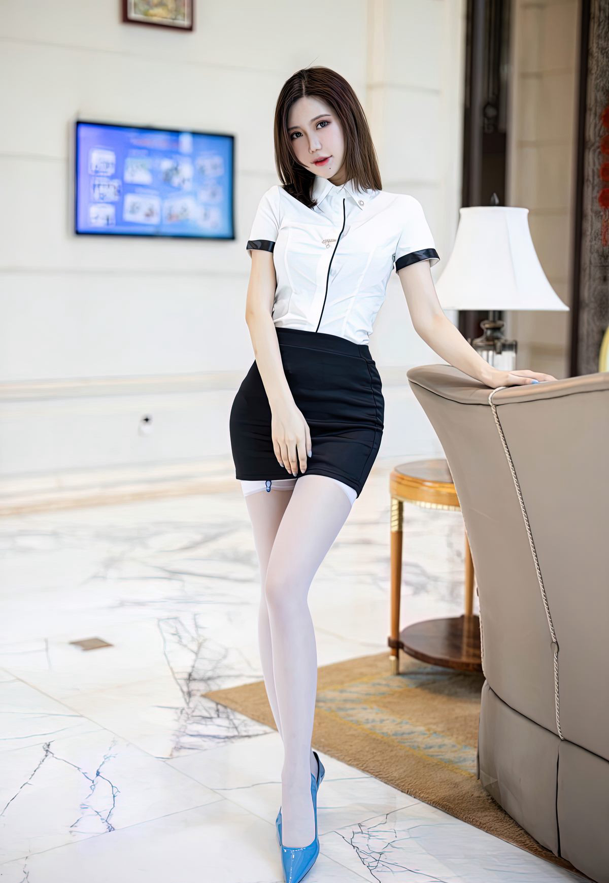 绮里嘉Carina性感白丝高级翘臀包臀裙诱惑美女管家风骚姿势