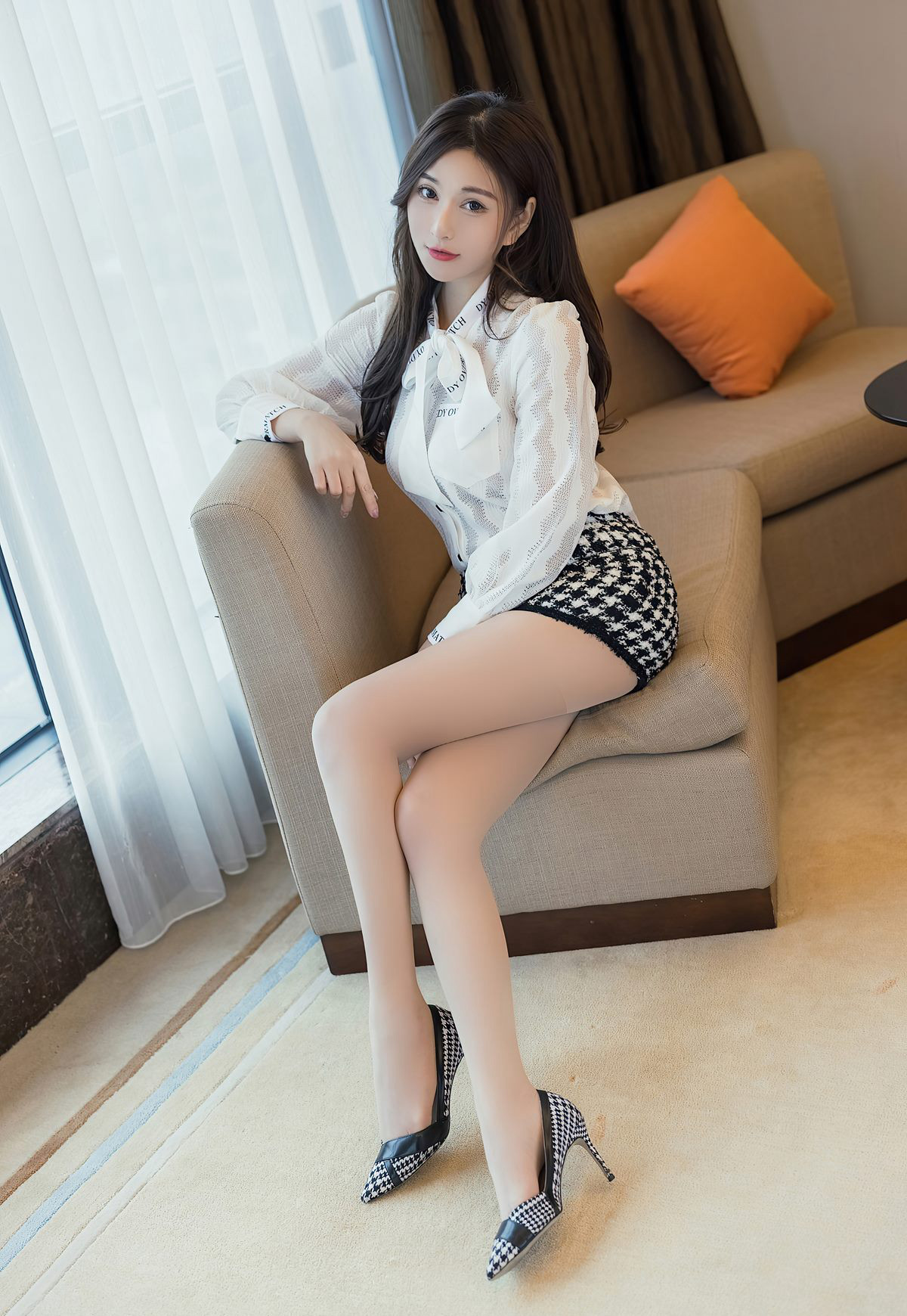 爱蜜社极品超薄白丝诱惑嫩模Lavinia肉肉脱丝袜套图2021