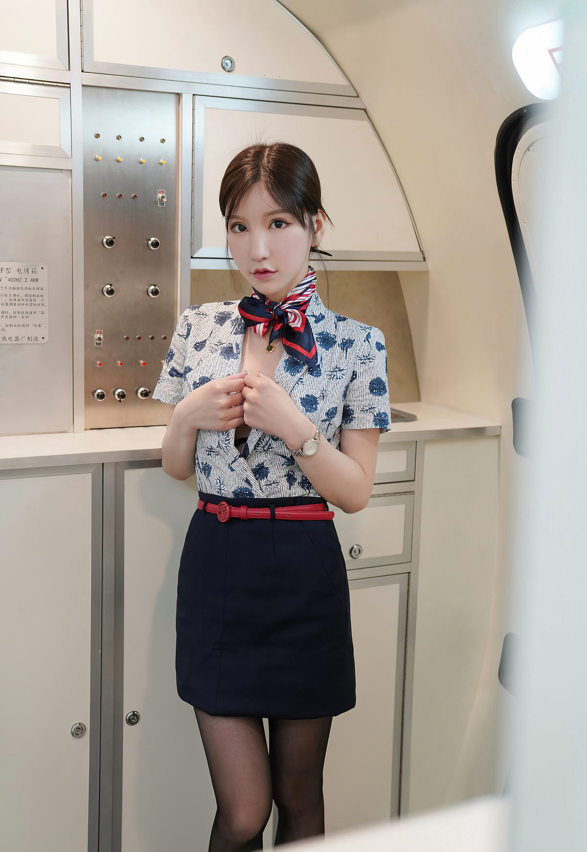 周于希2021黑丝图集高跟空姐制服性感美腿脱丝袜高清套图