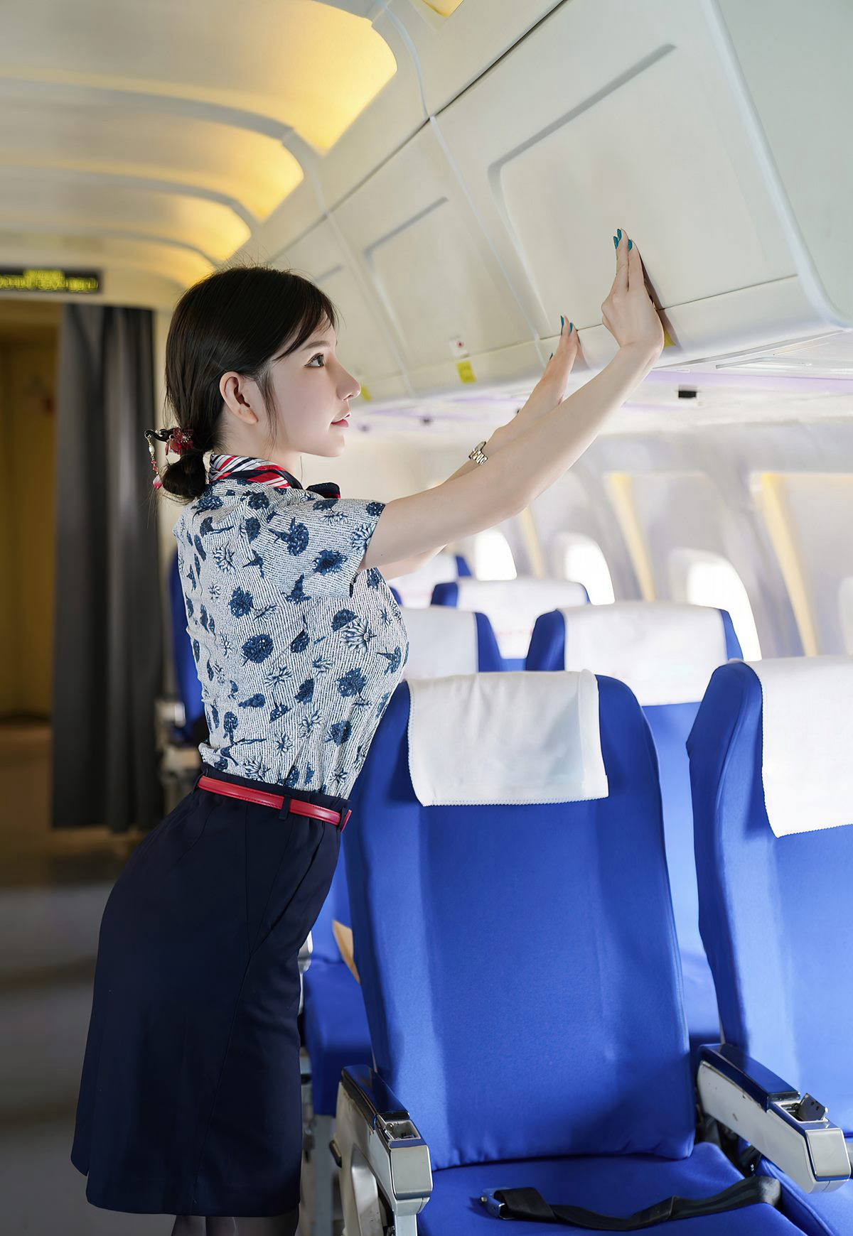 周于希2021黑丝图集高跟空姐制服性感美腿脱丝袜高清套图