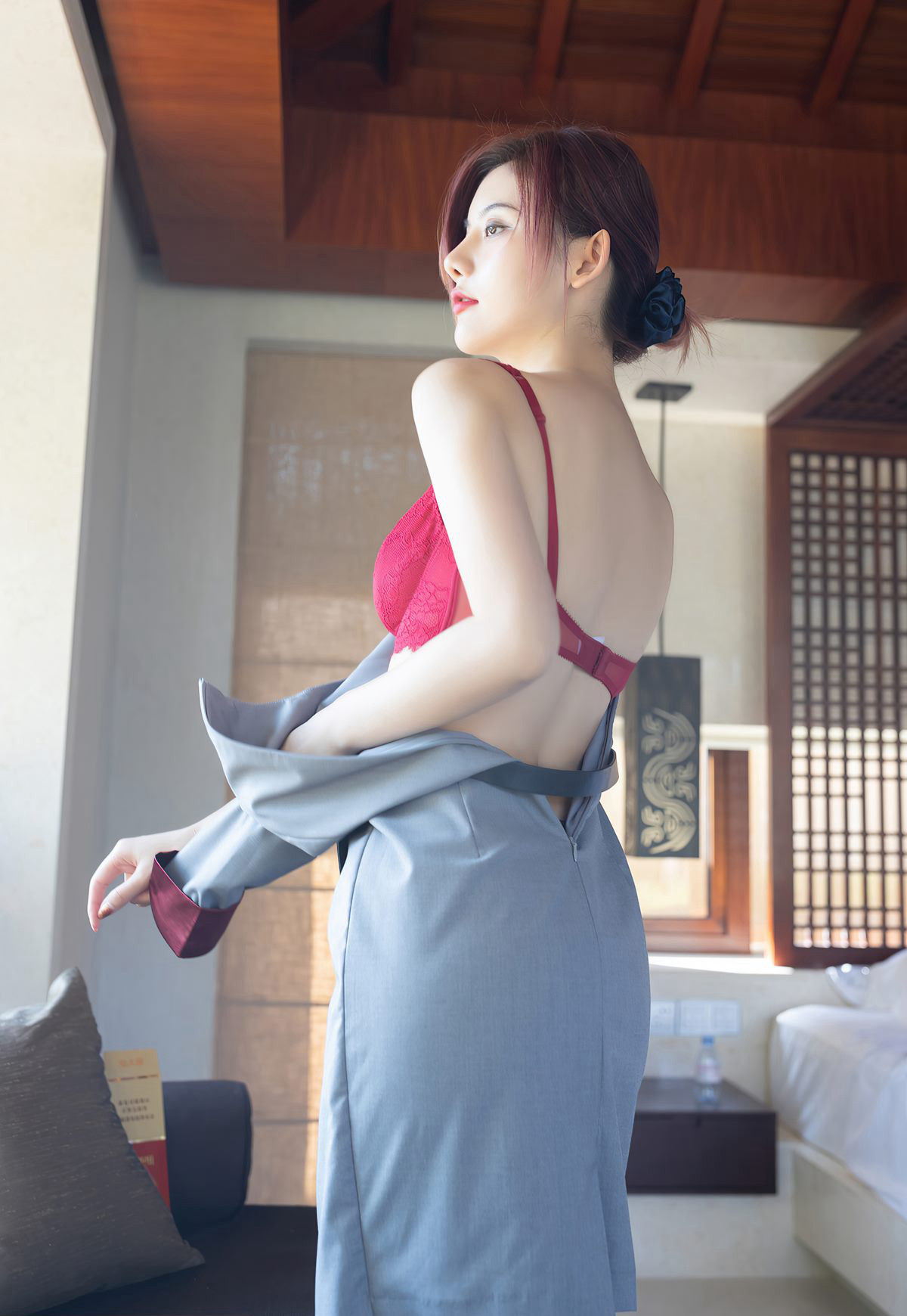 就是阿朱啊极品风骚制服秘书诱惑黑丝袜美腿高跟高翘臀