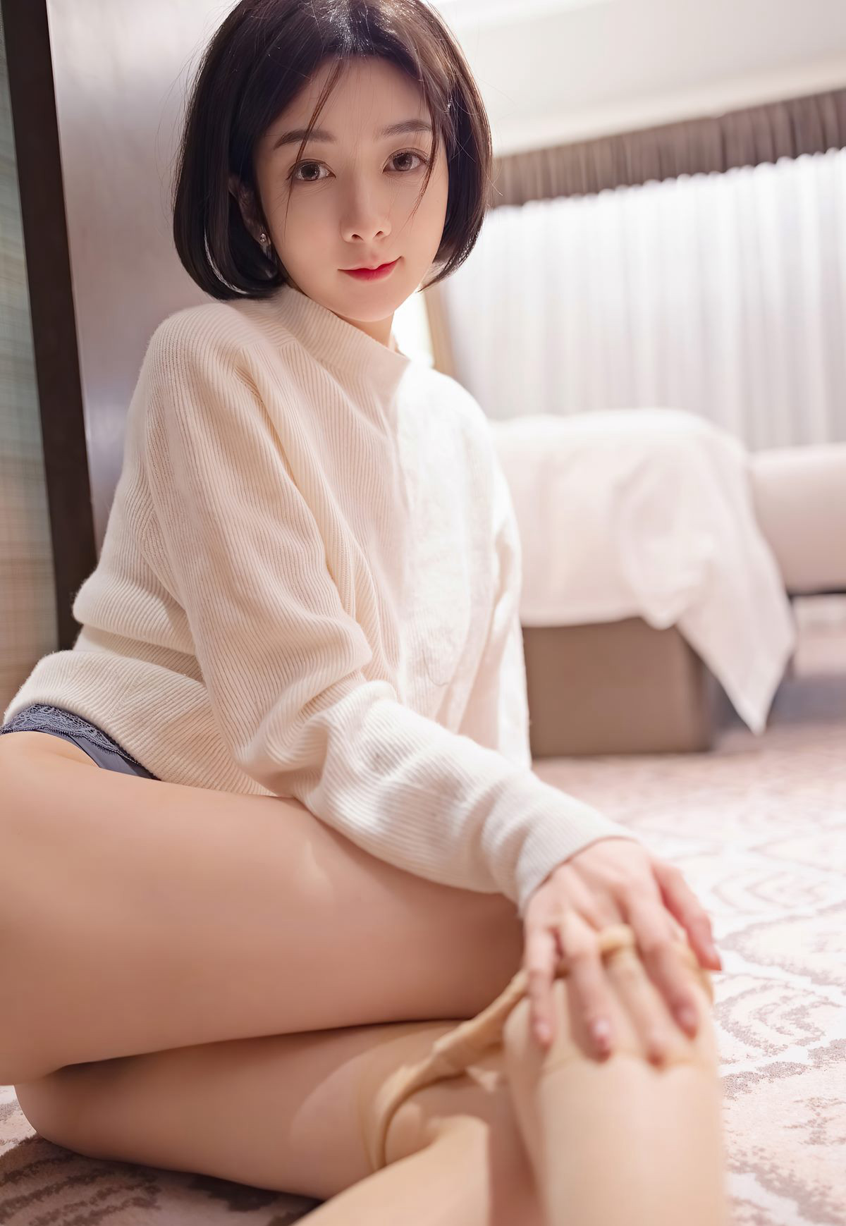 性感短发美少妇秘书回家穿粉色诱惑睡衣丰满裸胸白嫩身材