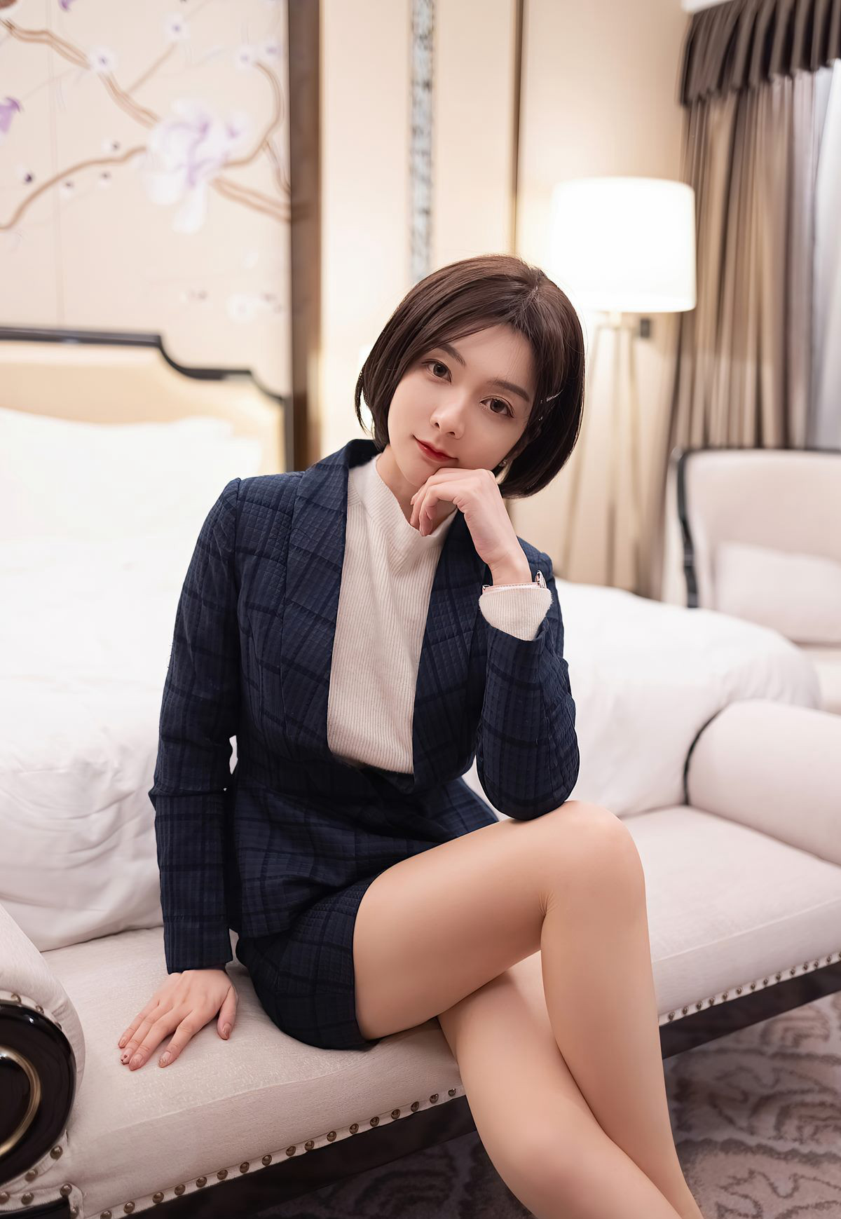 性感短发美少妇秘书回家穿粉色诱惑睡衣丰满裸胸白嫩身材