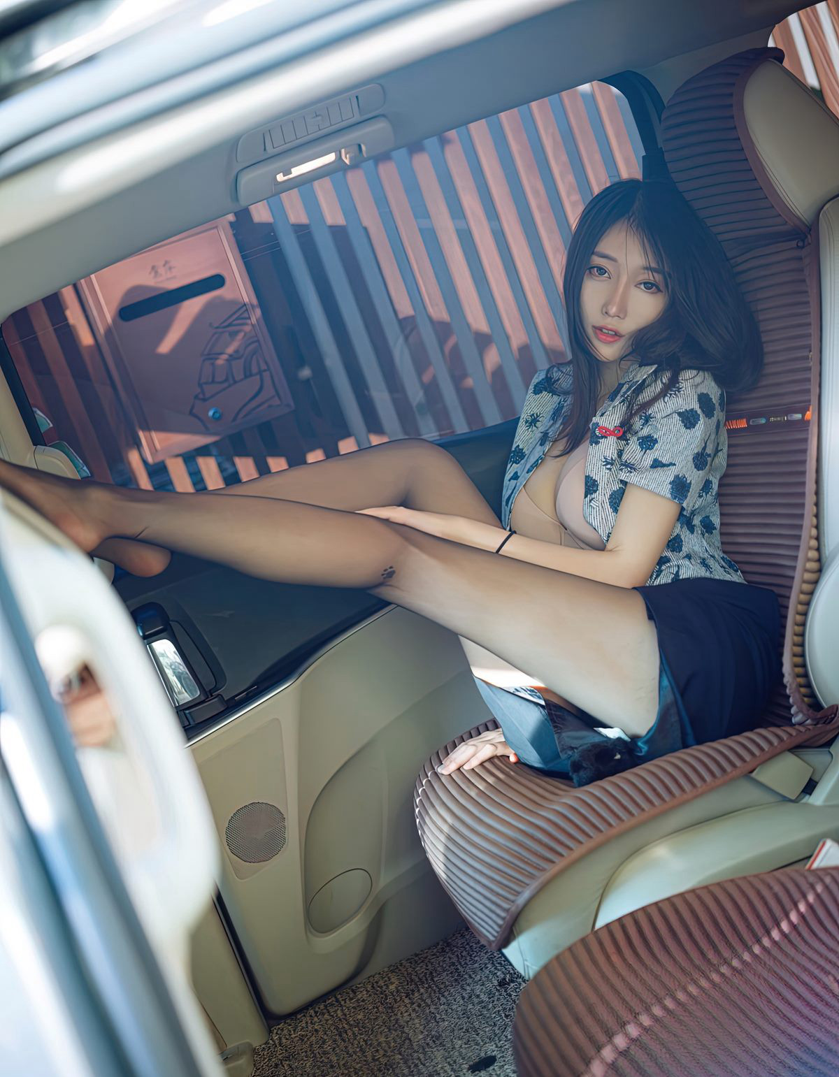 玥儿玥er空姐制服性感黑丝车里风骚姿势高清套图高跟