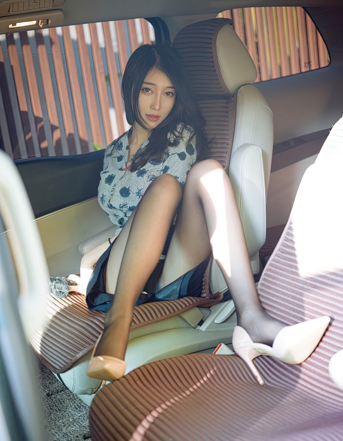玥儿玥er空姐制服性感黑丝车里风骚姿势高清套图高跟