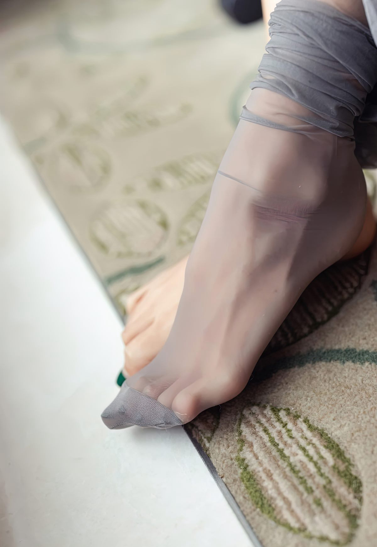 风骚美少妇蓝夏Akasha诱惑超薄灰丝袜性感大圆臀丁字裤