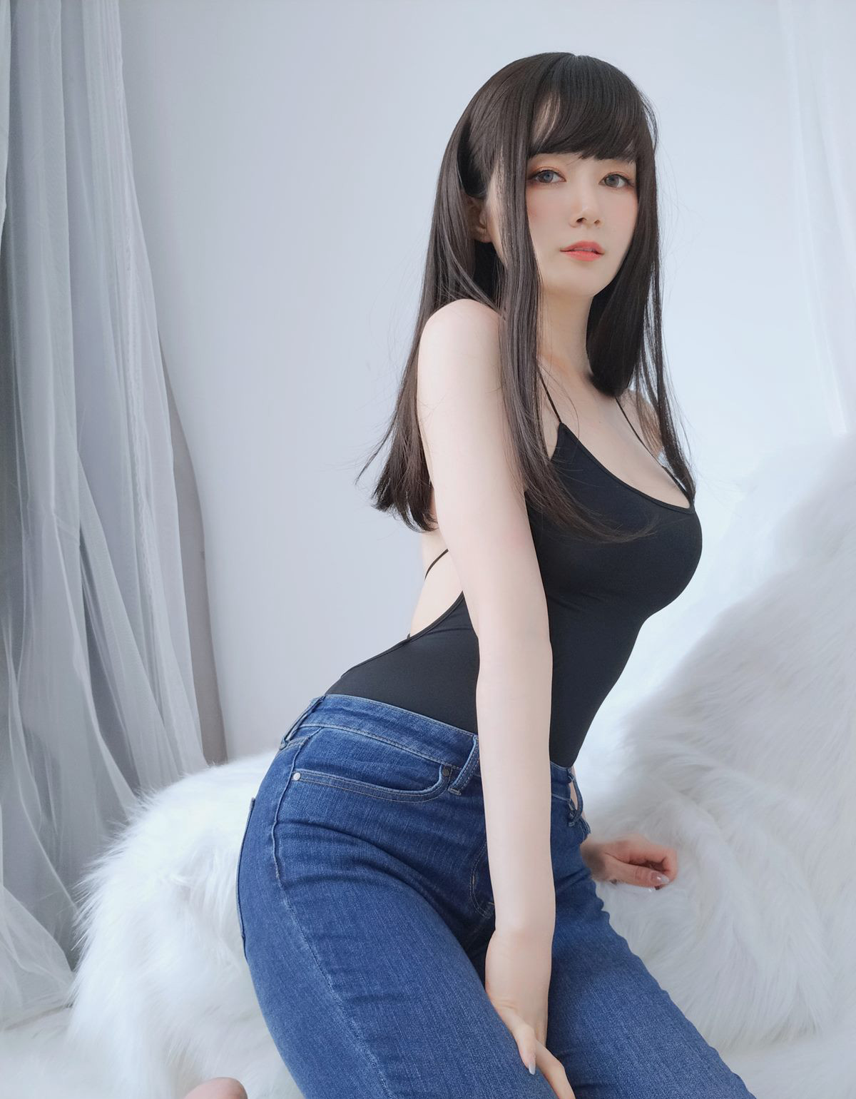 白银81性感cos诱惑白嫩裸胸紧身牛仔裤超污翘臀美臀